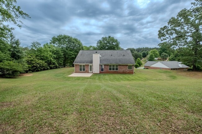 Photo - Beautiful 4 Bedroom Home on Large Private Lot in Hoschton