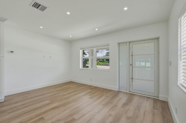 Photo - 461 SW 1st St