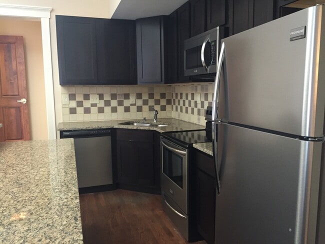 Building Photo - 318 Greenup St Unit 2