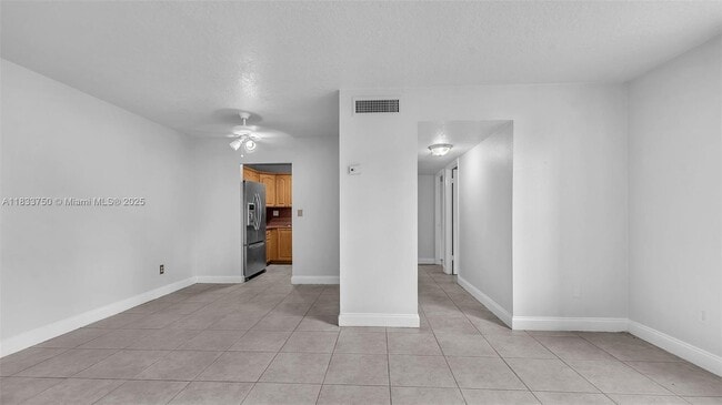 Photo - 1825 W 56th St Unidad 111