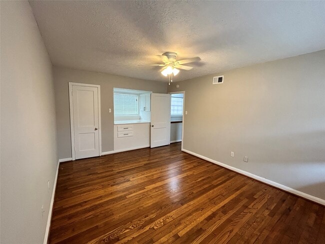 Building Photo - 1820 Binz St