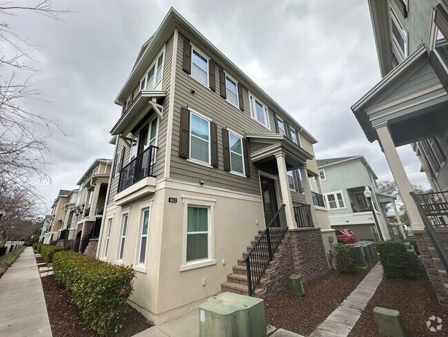 Building Photo - stunning three-story townhome, located in ...