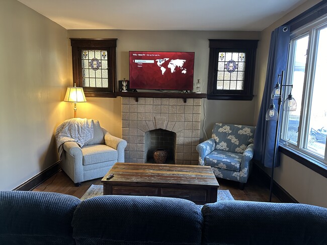 Living room with reclining couch. - 2533 Valley View Ct
