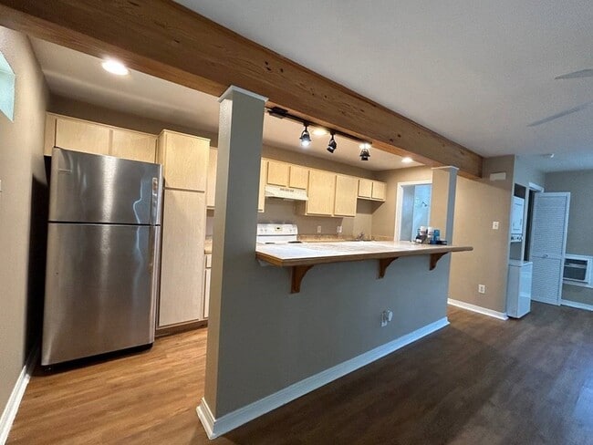 Building Photo - 831 W 25th St Unit 7