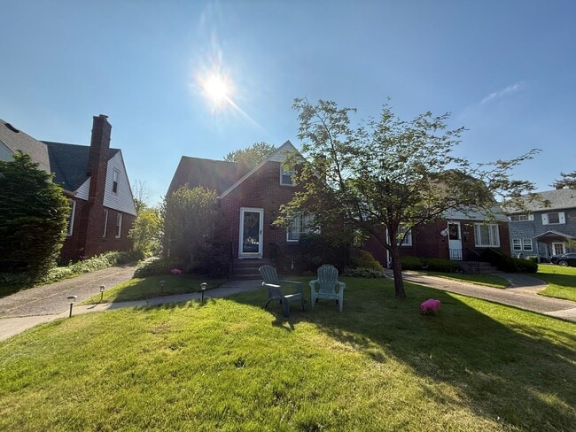 Charming 3 bedroom 1.5 bath in Amherst : - Charming 3 bedroom 1.5 bath in Amherst : House