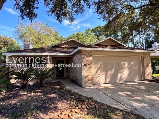 3 Bed, 2 Bath Home with Fenced Yard & Garage / Pet-Friendly / Available Now!
