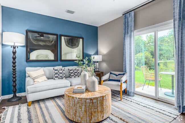 3BR, 3BA - 1,3175SF - Living Room