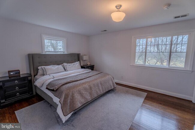 Photo - 308 Old Court House Rd NE