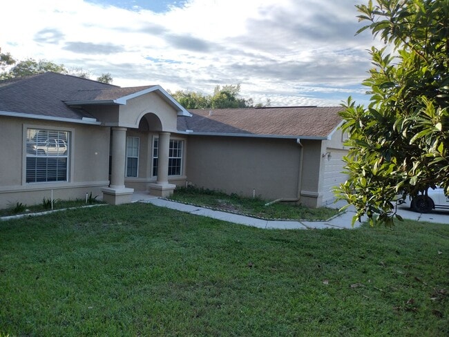 Photo - 3 Bedroom 2 Bath House 2 car garage with Large screened in porch! Tenant occupied till March 31st