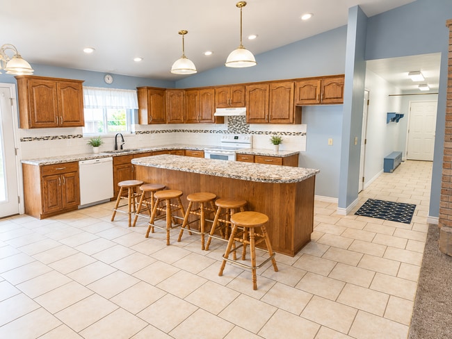 Photo - Lovely 6 bedroom home located on a quiet cul-de-sac