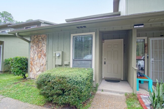 Spacious End-Unit Townhome with Lake Views... - Spacious End-Unit Townhome with Lake Views...