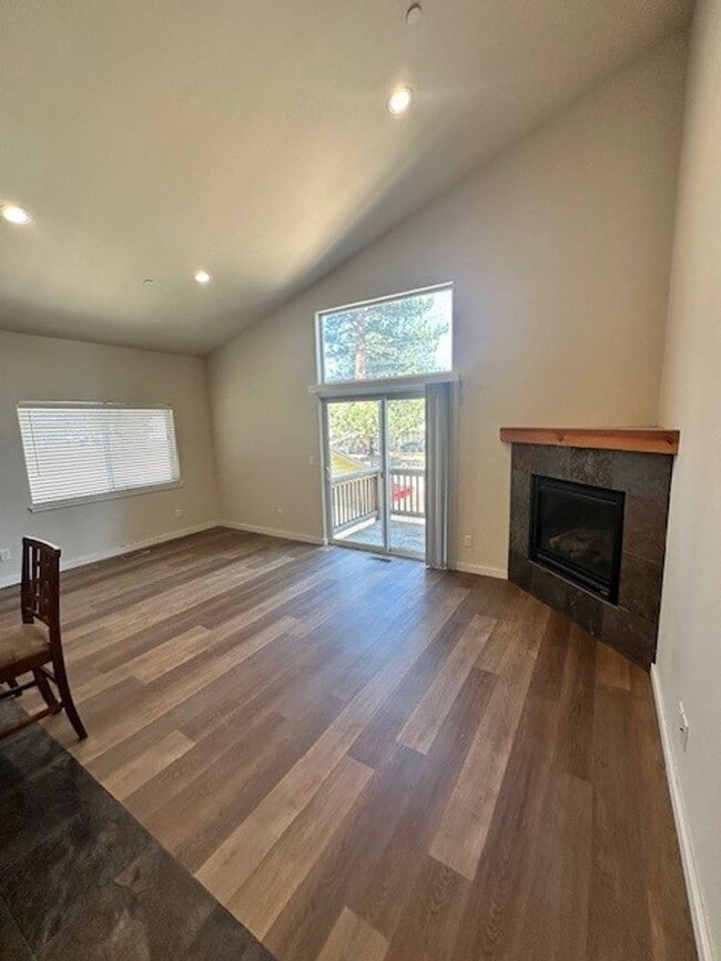 Building Photo - Lovely, recently remodeled 3Bd townhouse duplex! Available for viewing now! Call me to inquire to...