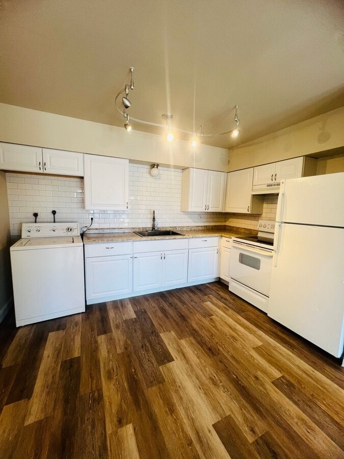 Photo - Freshly Painted 3 bed 1 bath with fenced f... Unit Sunny 404