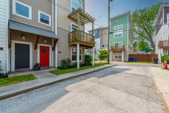 Photo - 721 University Ct