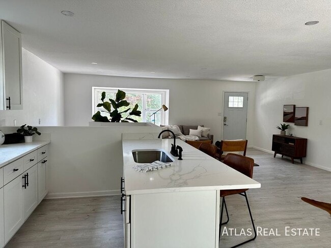 Photo - 909 NW Oxford Dr