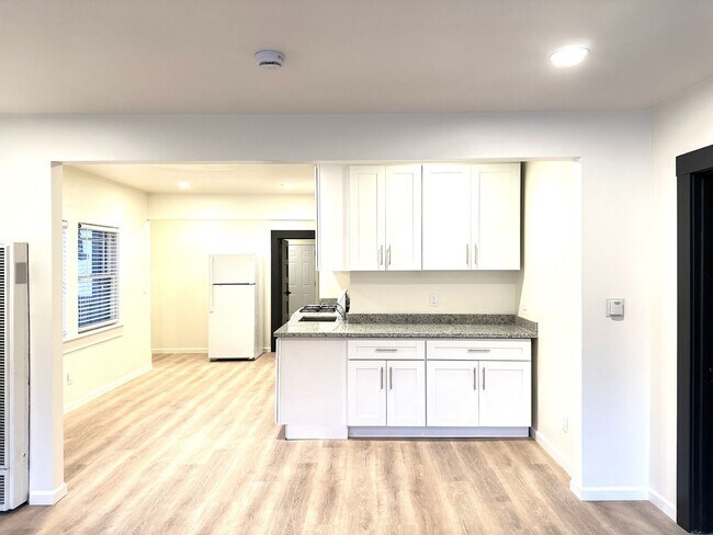 Photo - 5 Bed/2 Full Baths W/Washer&Dryer Hook Ups!