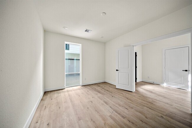 Photo - 2708 Nagle St