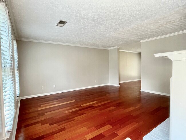 Photo - 317 Timber Creek Ln SW