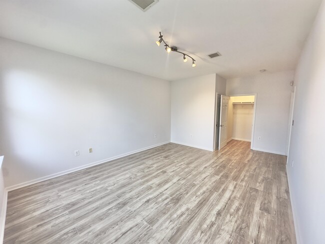 Photo - 197 Van Horne St Unidad 2