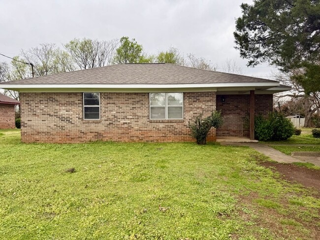Building Photo - Comfortable 3-Bed Home with Fenced Backyard