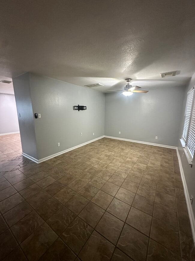 Photo - 6118 Elton Knolls St