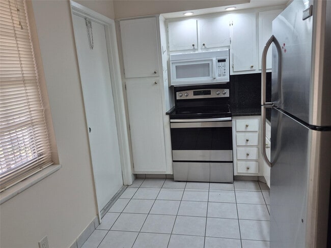 Building Photo - 3100 N Palm Aire Dr Unit 508