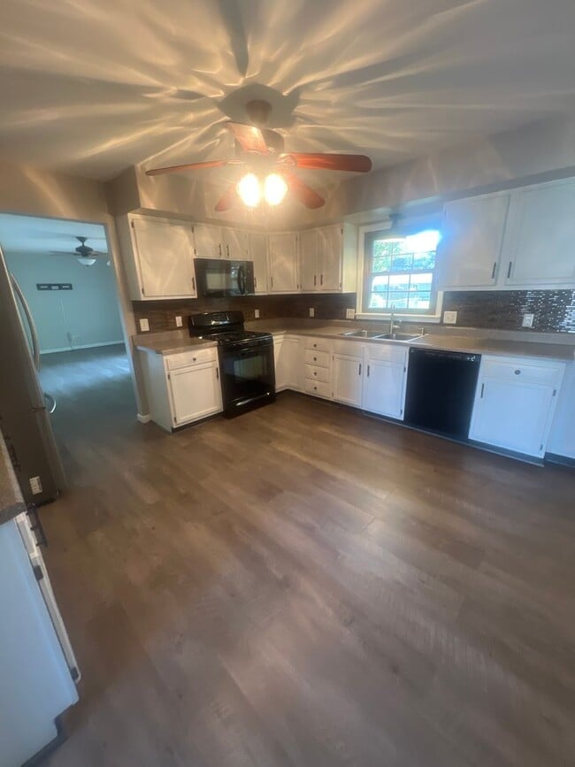 Photo - MOVE IN READY!!