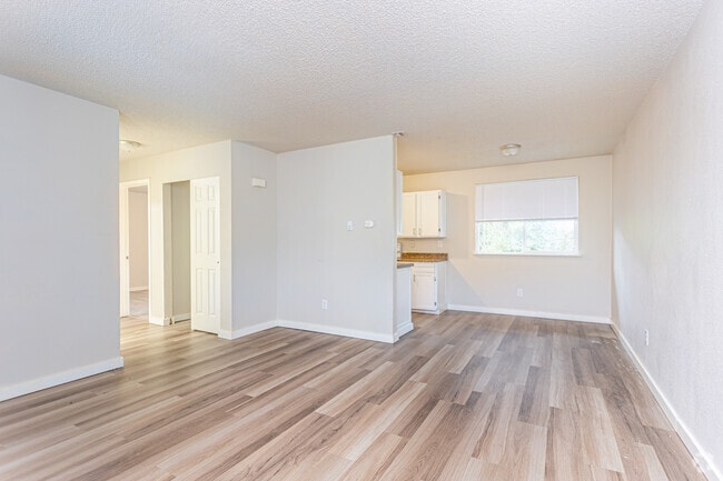 2BR, 1BA - 730SF