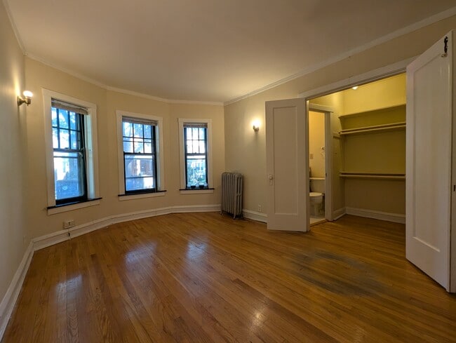 Building Photo - 2122 W Ainslie St