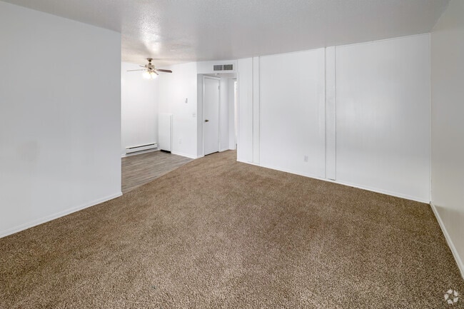 1BR, 1BA - 651SF - Living and Dining Area