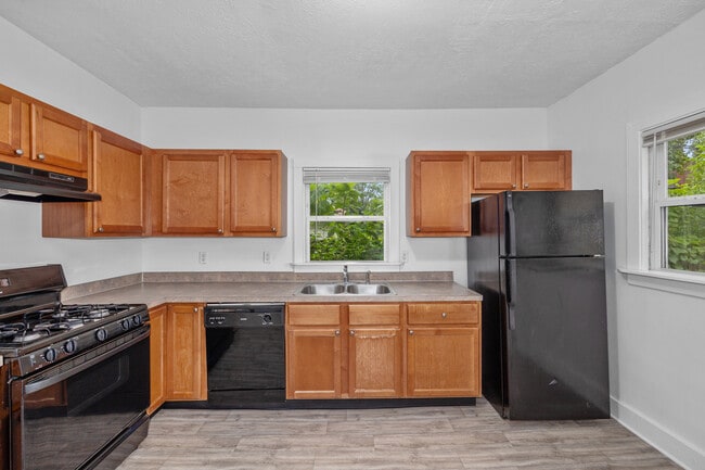 Photo - 646 Veto St NW