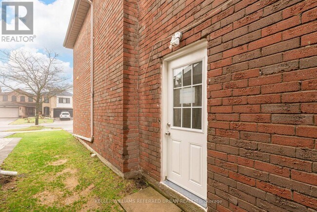 Photo - 54 Greybeaver Trail