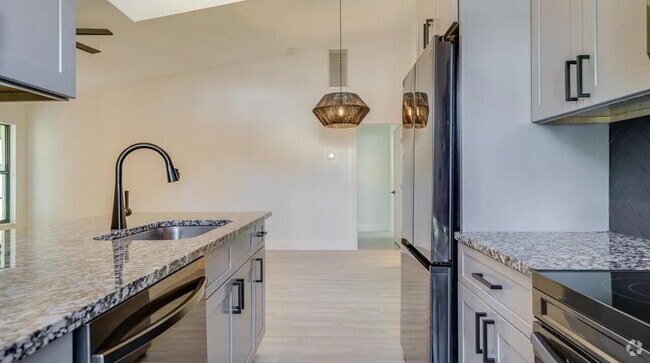 Building Photo - 5118 SW Courtyards Way Unit #25 Rental