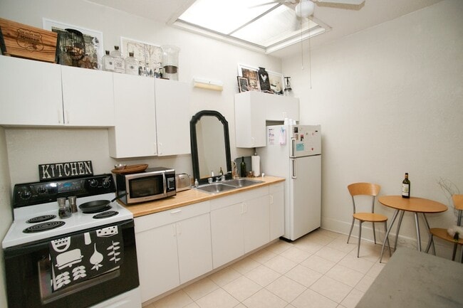 Photo - 704 N 3rd St Unidad 3