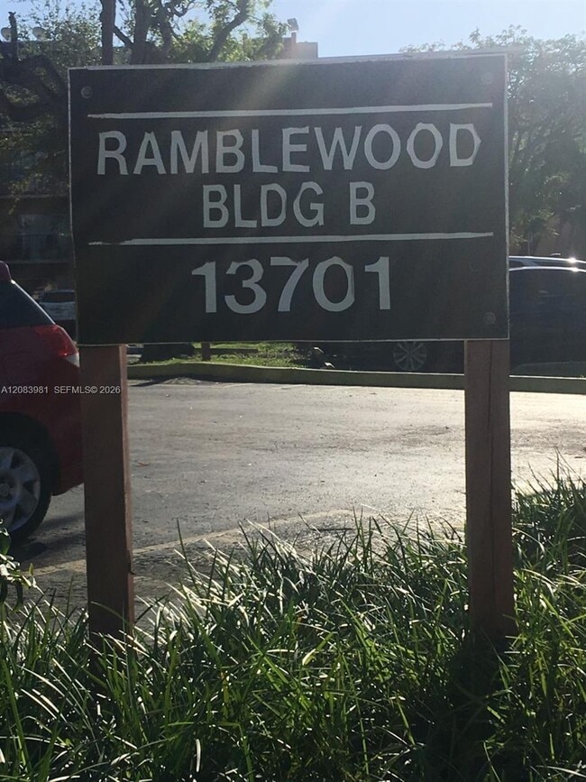 Building Photo - 13701 Kendale Lakes Cir Unit 115-B
