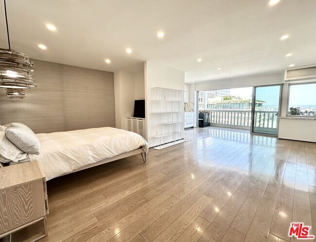 Photo - 999 N Doheny Dr Unidad 1005