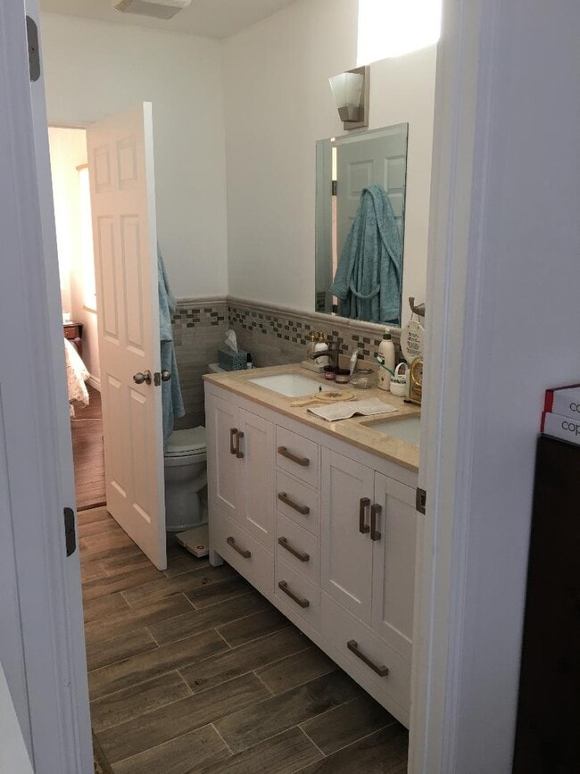 baño completo - 905 S Curson Ave