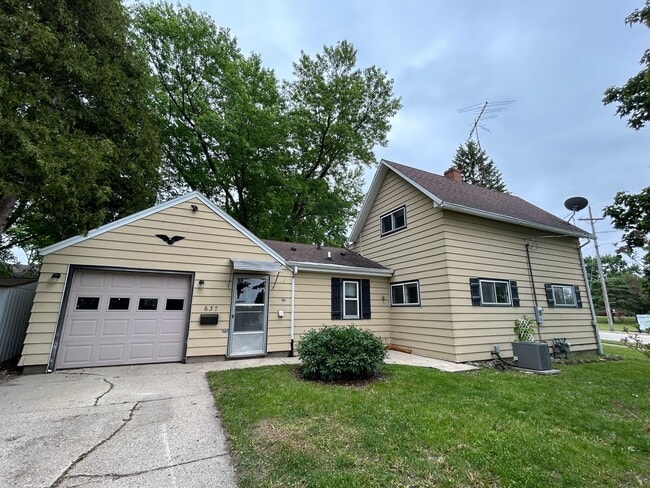 Building Photo - SPACIOUS 2 BEDROOM