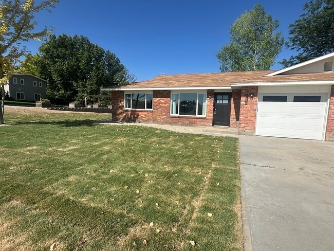 Photo - Style and Class....2 Bedroom, 1 bath , 1 C...