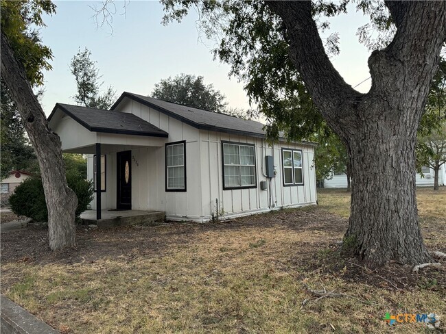 Building Photo - 2320 Woodland Dr Rental