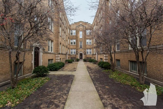 Building Photo - 2100 W Ainslie St Rental