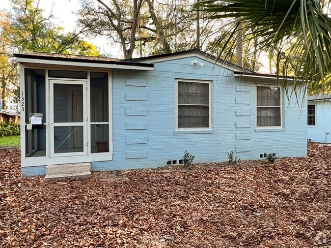 Building Photo - 2BR/1BA Renovated Cottage Within WALKING D... Rental