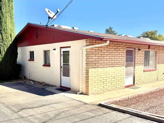 Building Photo - 1933 Florence Ave Unit #3