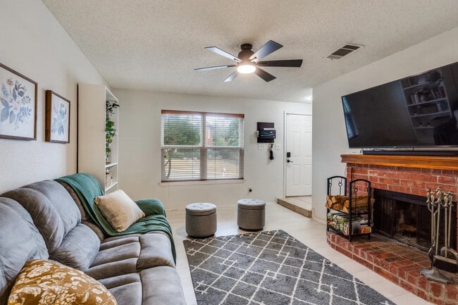 Photo - Room in House on Bandera St