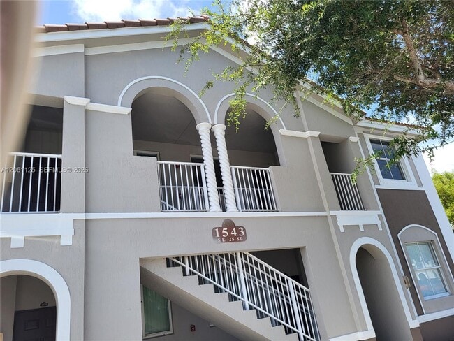 Building Photo - 1663 SE 29th St Unit 208
