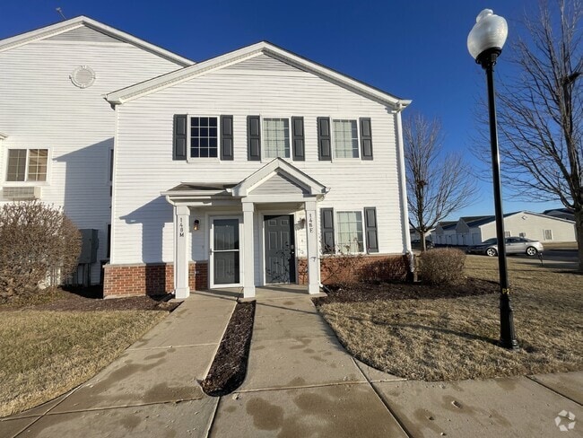 Building Photo - Spotless RANCH 2 Bed, 2 Bath Condo With 1 ... Unit E