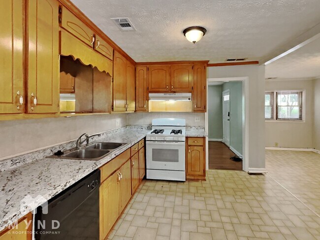Photo - 668 Scott Cir