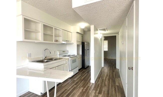 Photo - 301 W Helen St