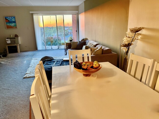 Photo - 16 E Old Willow Rd