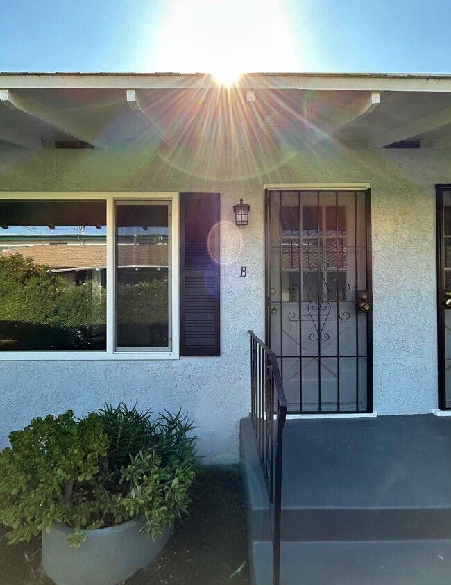 Building Photo - 1206 W Victory Blvd Unit B
